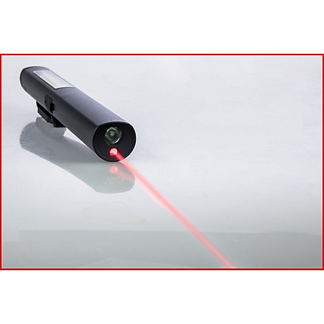 Een zwarte laserpointer-zaklamp projecteert een rode laserstraal op een glad, wit oppervlak.